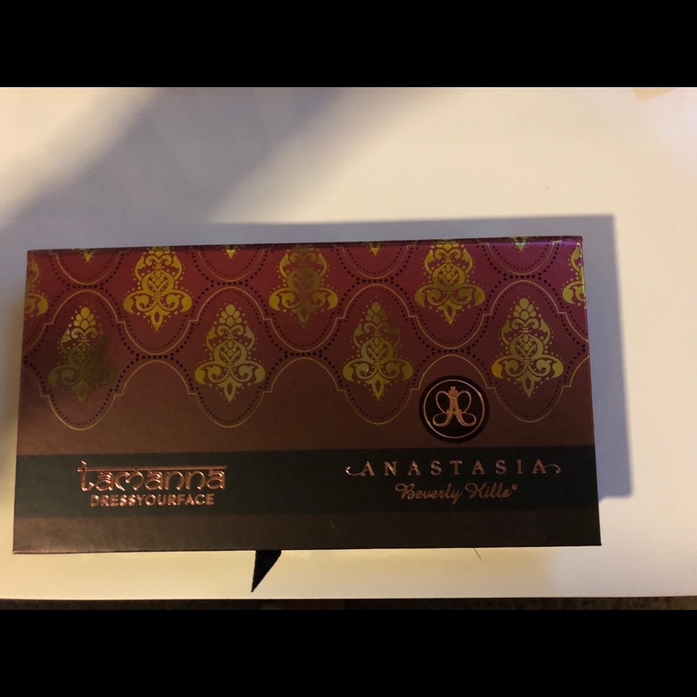 Tamanna DressYourFace Eyeshadow Pallette